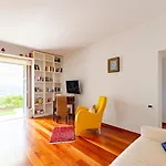 דירה Joivy Inviting Flat With Garden And Sea View In *