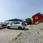 Apartman Joivy Inviting Flat With Garden And Sea View In *